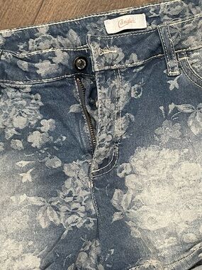 Candie's Denim High-Rise Jeans shorts with Light Floral Print